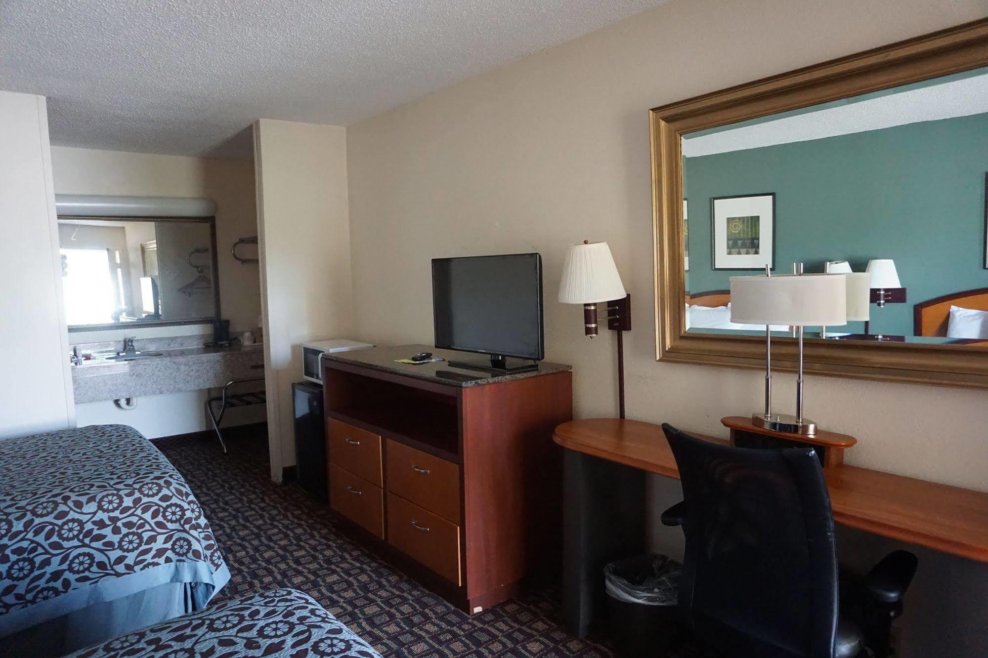 Days Inn By Wyndham Augusta Wheeler Road Extérieur photo