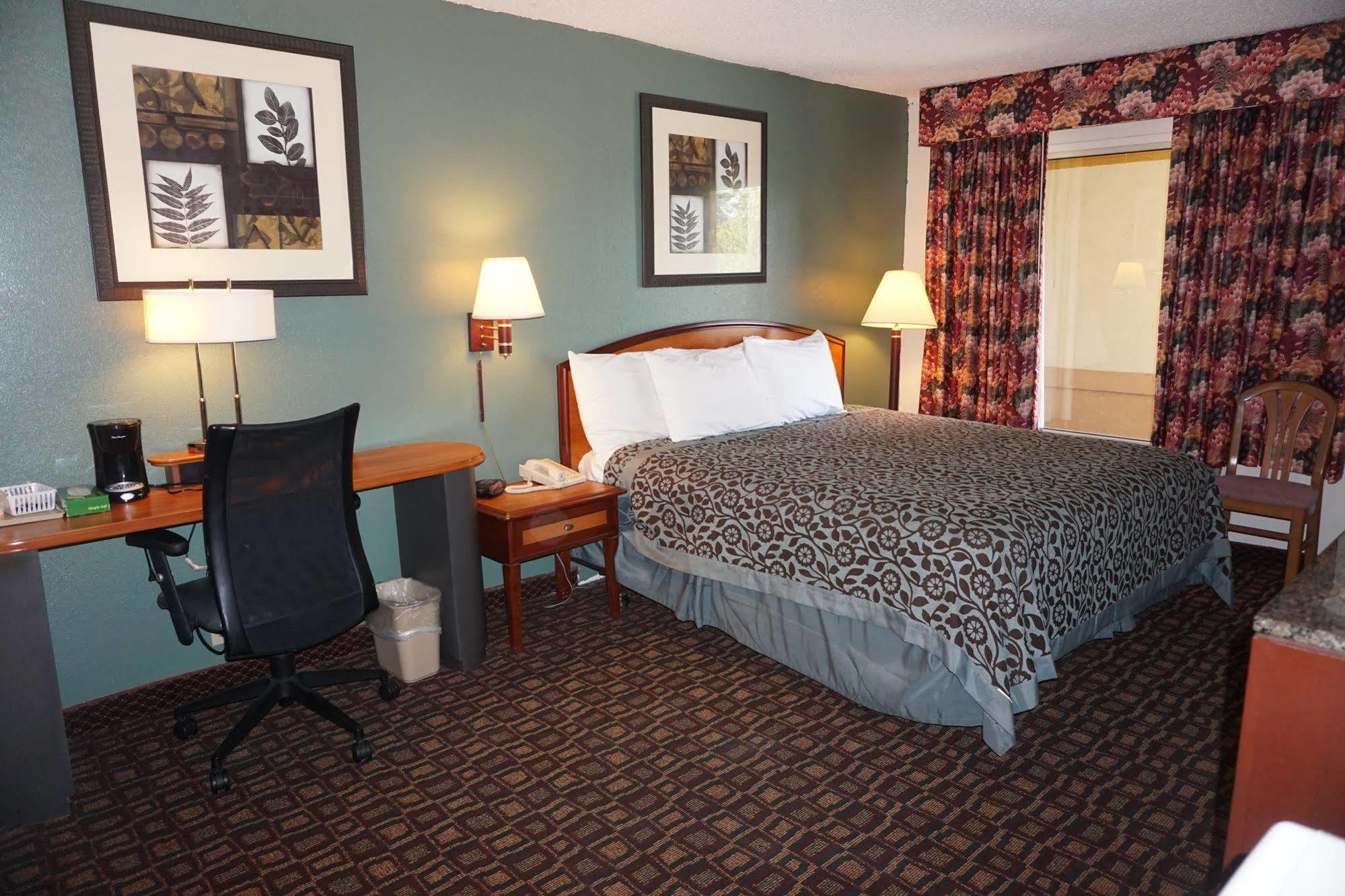 Days Inn By Wyndham Augusta Wheeler Road Extérieur photo